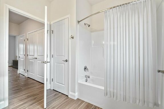 1 Bedroom Bathroom Pic 2