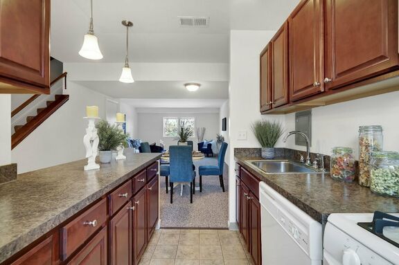 115 Camelot Arms 008