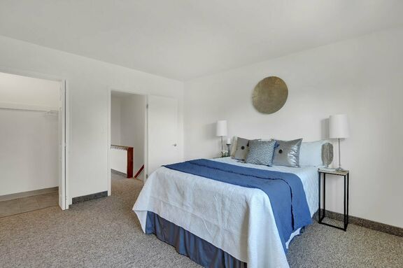 115 Camelot Arms 023