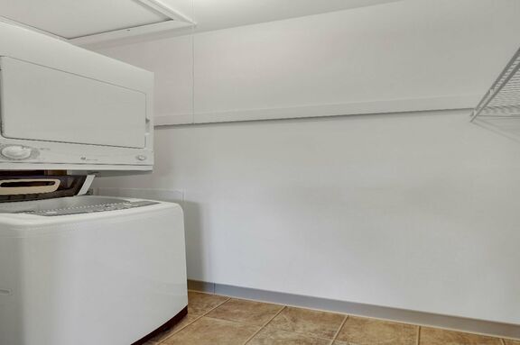 115 Camelot Arms 025