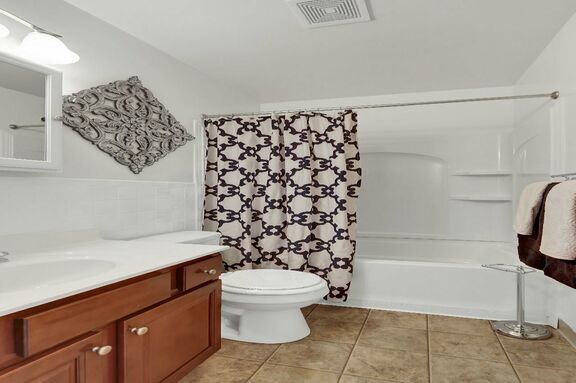 115 Camelot Arms 026