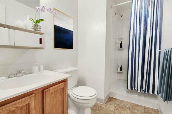 128 Kings Arms 16 FULL Bathroom Angle 1 final SMALL