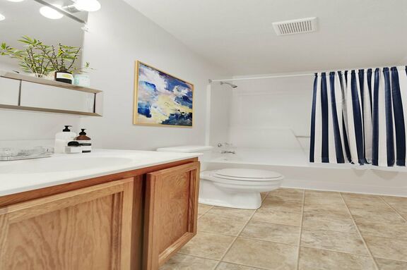 128 Kings Arms 18 FULL Bathroom Angle 2 final SMALL